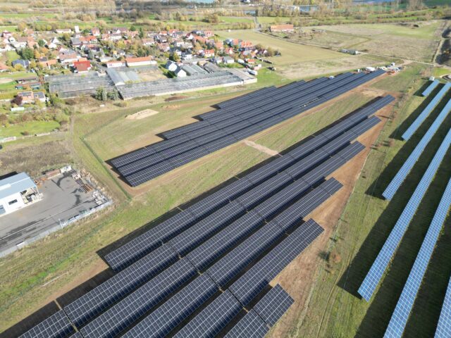 Luftbild des Bürgersolarparks Mainsondheim - Solarpark Beteiligungsmöglichkeiten nutzen mit einer Potovoltaik-Beteiligung